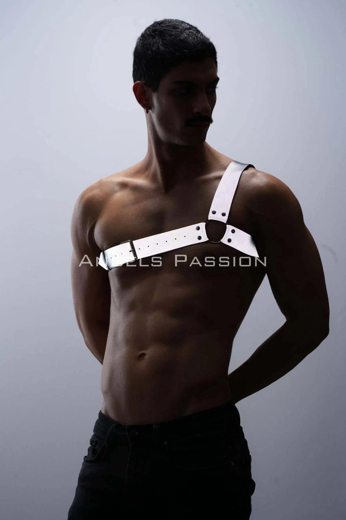 Çıplak erkek torsosu üzerinde çapraz bandı gösteren beyaz tek omuzlu harness yan açı