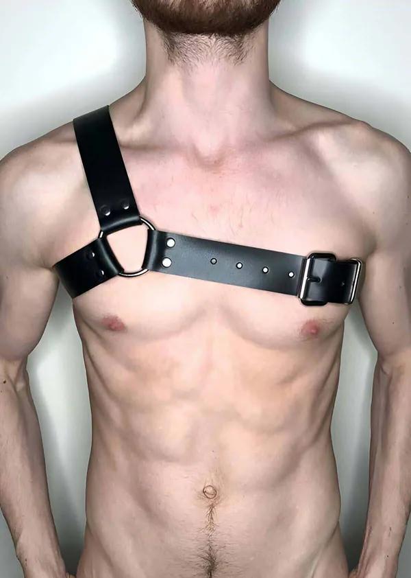 4 cm geniş askı, gümüş O-halka merkez ve mat siyah dikdörtgen tokalı asimetrik siyah suni deri göğüs harness
