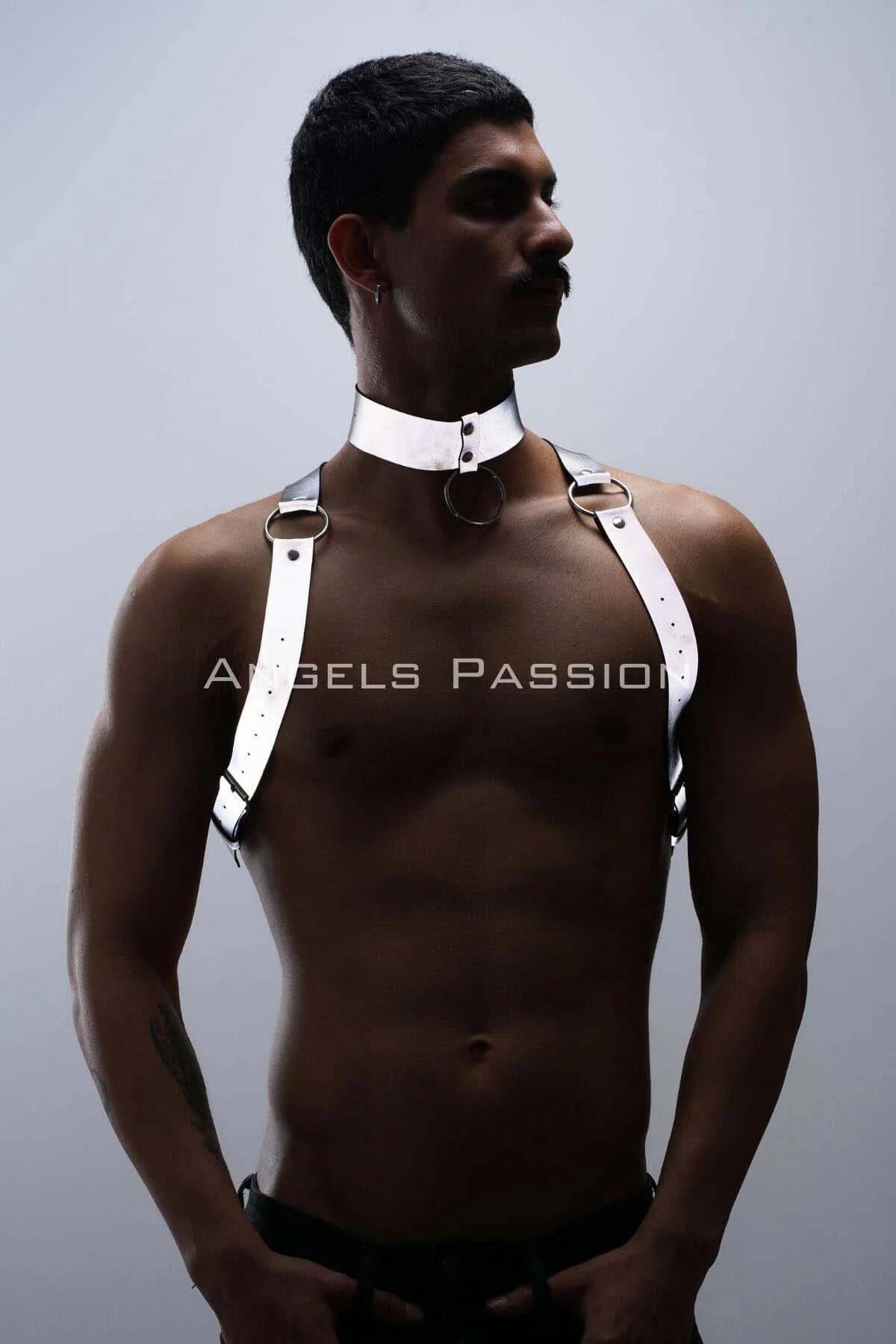 Gümüş O-halkalı beyaz reflektör suni deri vücut harness ve çoker seti, erkek model üzerinde