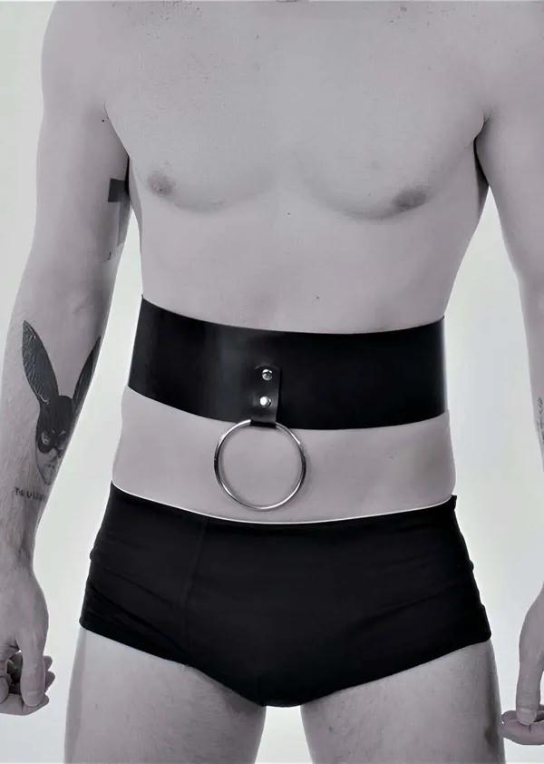 Ön gümüş O-halkalı erkek model tarafından giyilen yaklaşık 10 cm yüksekliğinde geniş siyah suni deri bel harness