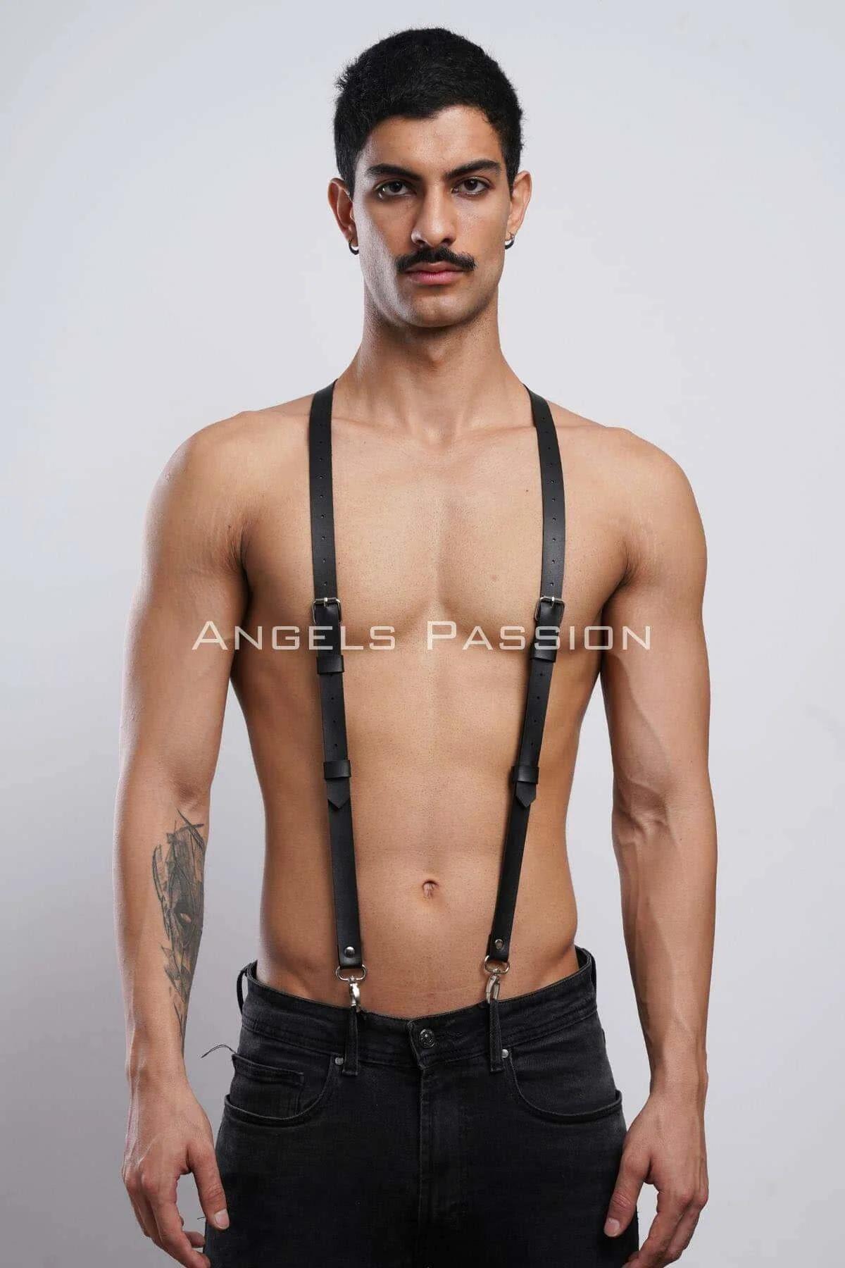 Siyah suni deri omuz harness bandı üzerinde gümüş kaydırma toka yakın çekim