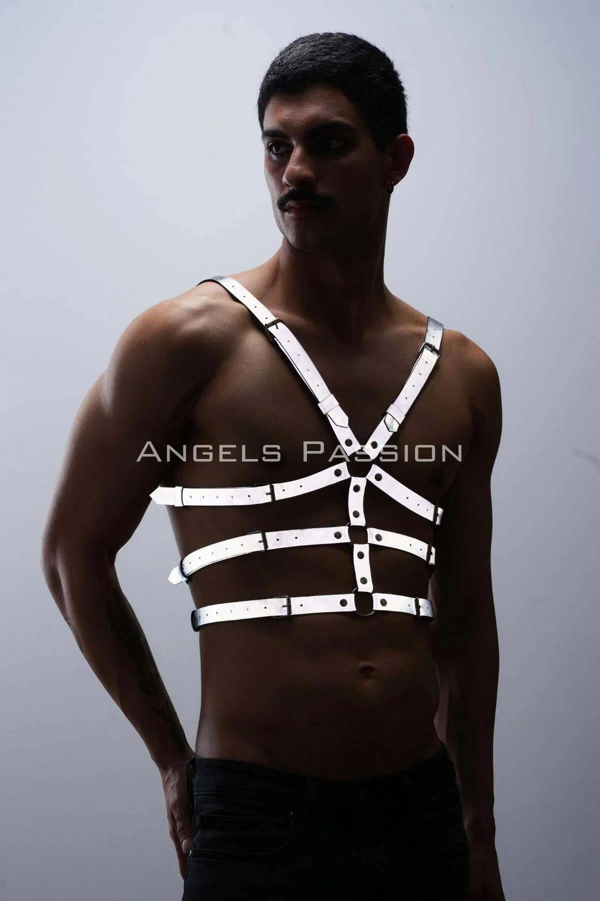 Merkezi top rengi O-halka ve dört ayarlanabilir makara tokayla beyaz reflektör PU göğüs harness, erkek model üzerinde