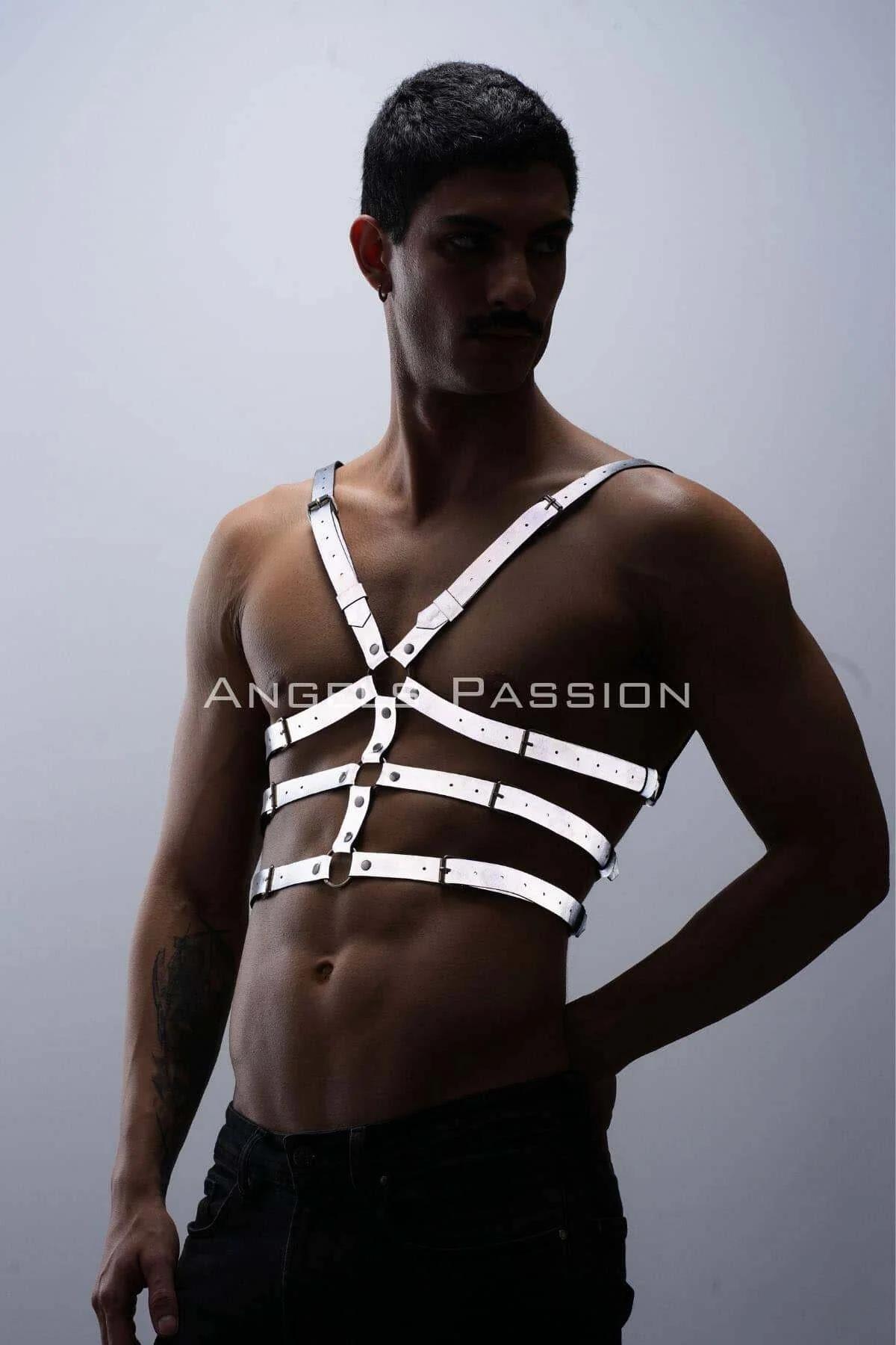 İki yatay torso bandı ve ayarlanabilir toka ile beyaz reflektör göğüs harness yan görünüm