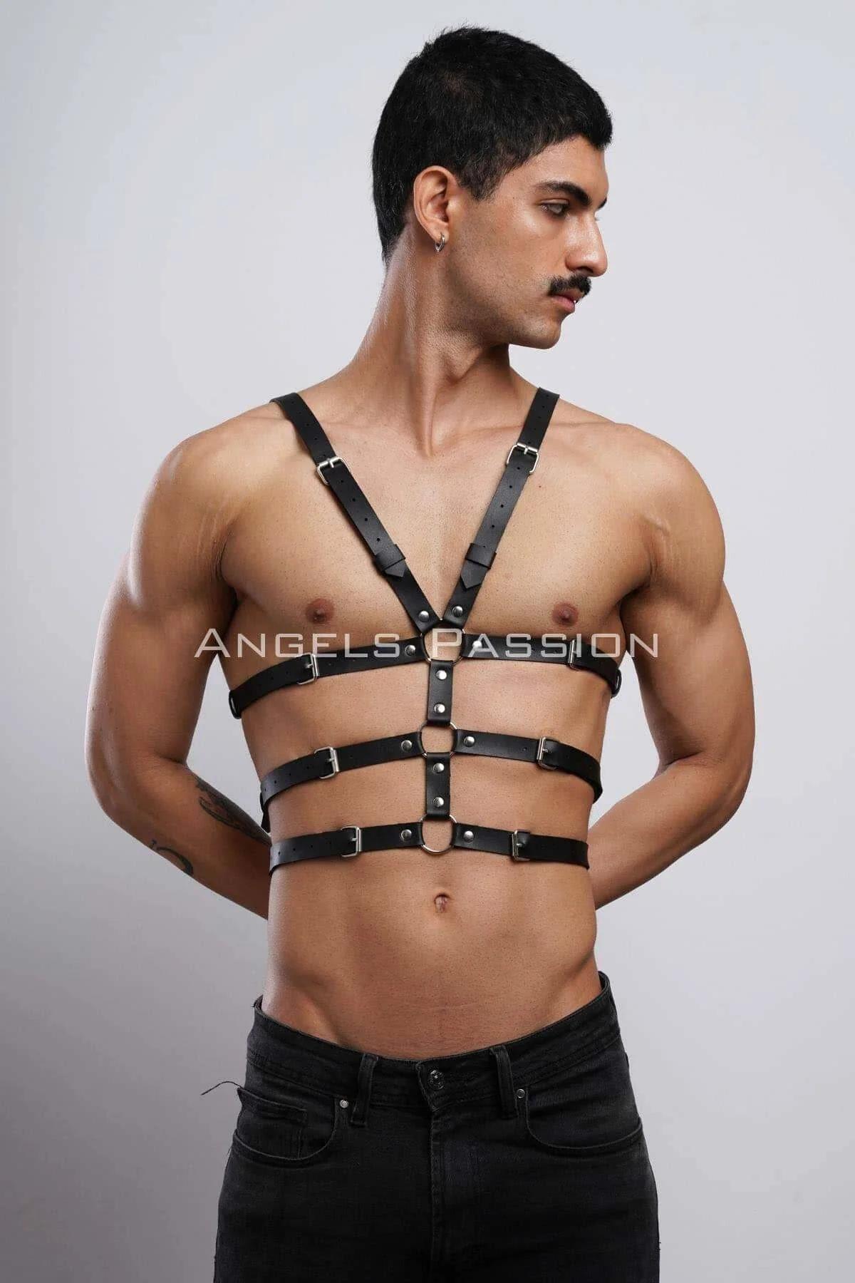 siyah PU deri erkek harness omuz bantları gümüş toka detayı önden görünüm