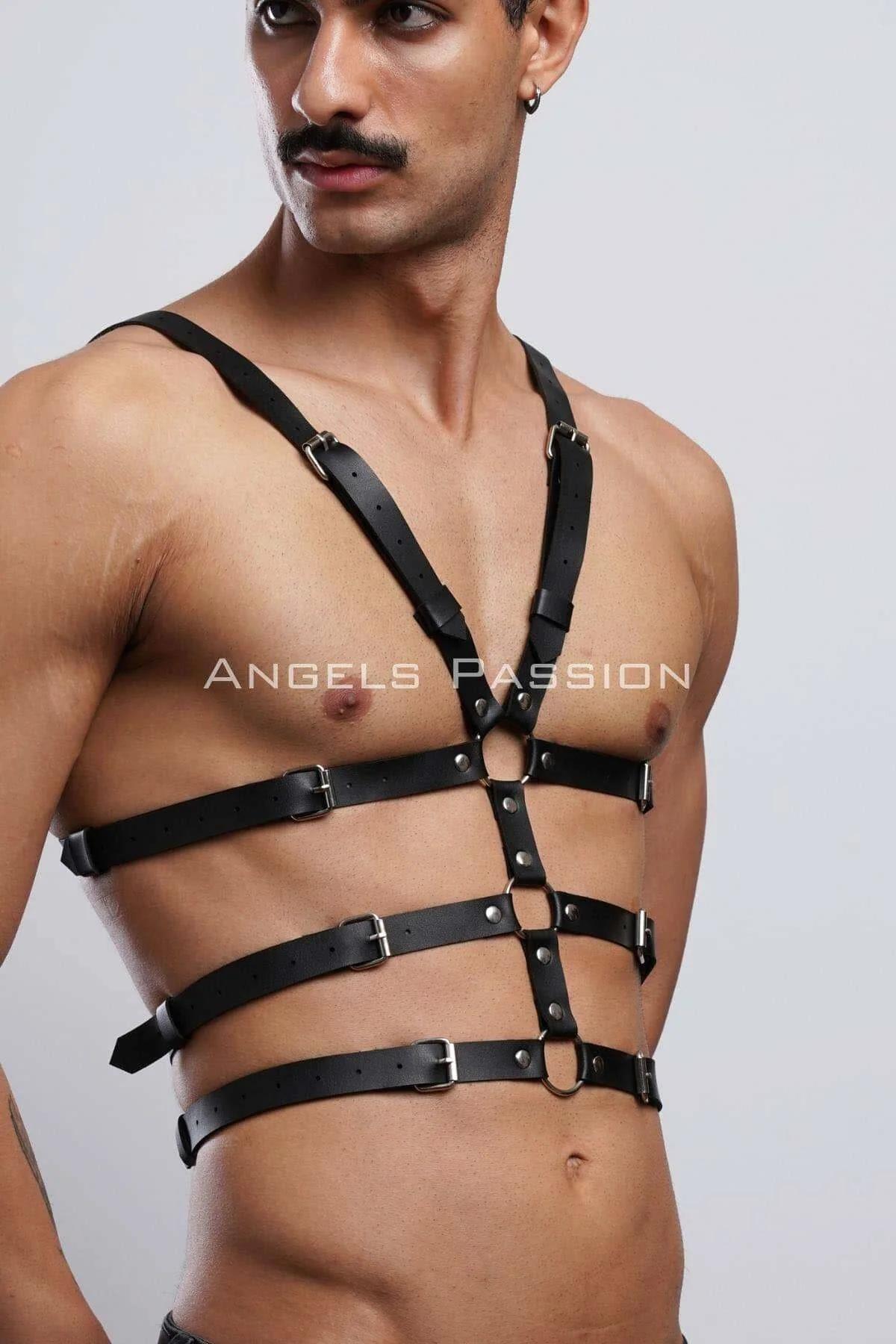 çok bantlı siyah erkek harness göğüs ve karın bölgesi yatay bant detayı