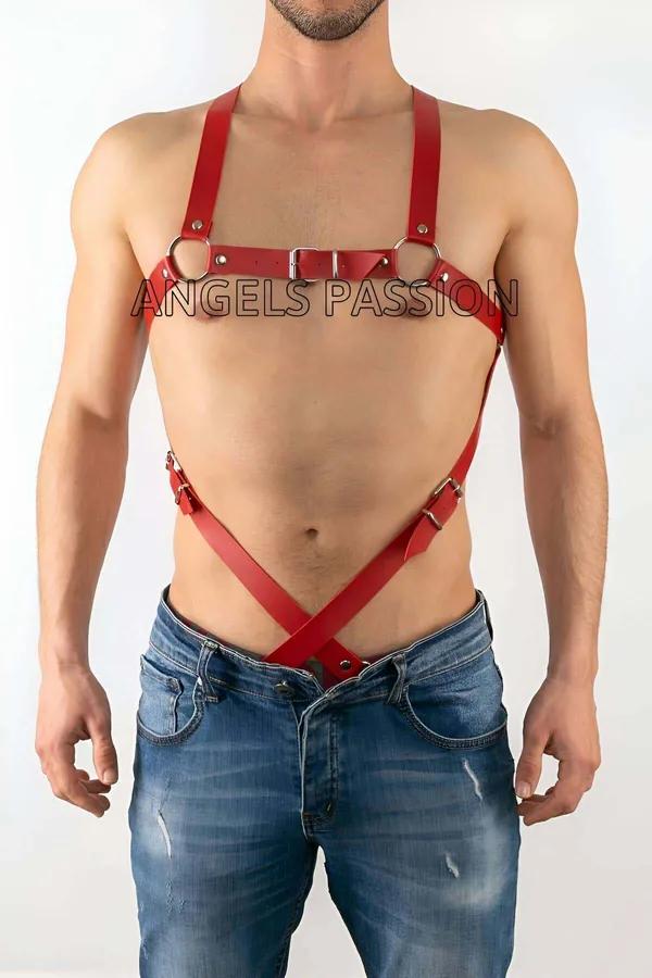 erkek modelde gümüş O-halka göğüs bandı ve X-çapraz bel askılarıyla ayarlanabilir kırmızı suni deri vücut harness