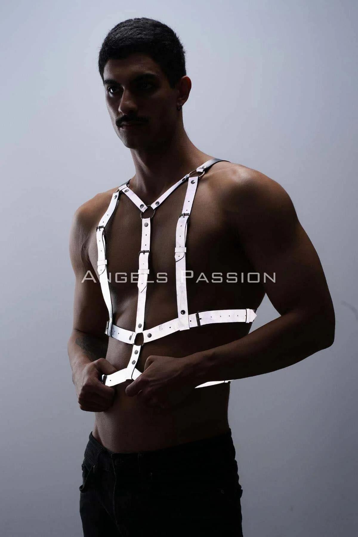 Bant genişliği ve torso oturuşunu gösteren beyaz reflektör erkek harness yan açı