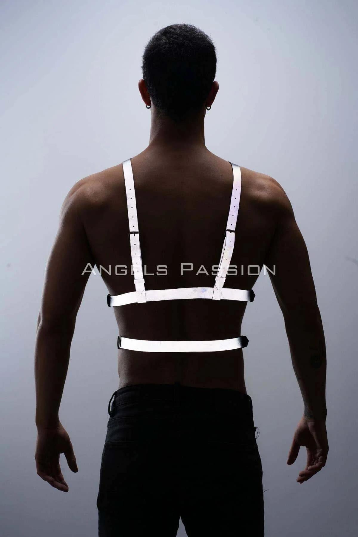 Beyaz reflektör PU deri göğüs harness bandı üzerinde gümüş tek dilli pin toka yakın çekim