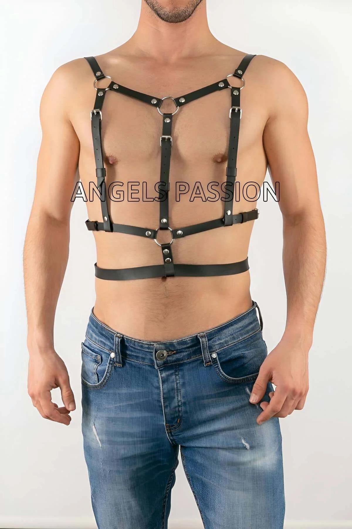 çıplak erkek gövdede çift gümüş O-halka ve altı çıtçıt zimbayla siyah suni deri vücut harness'ı