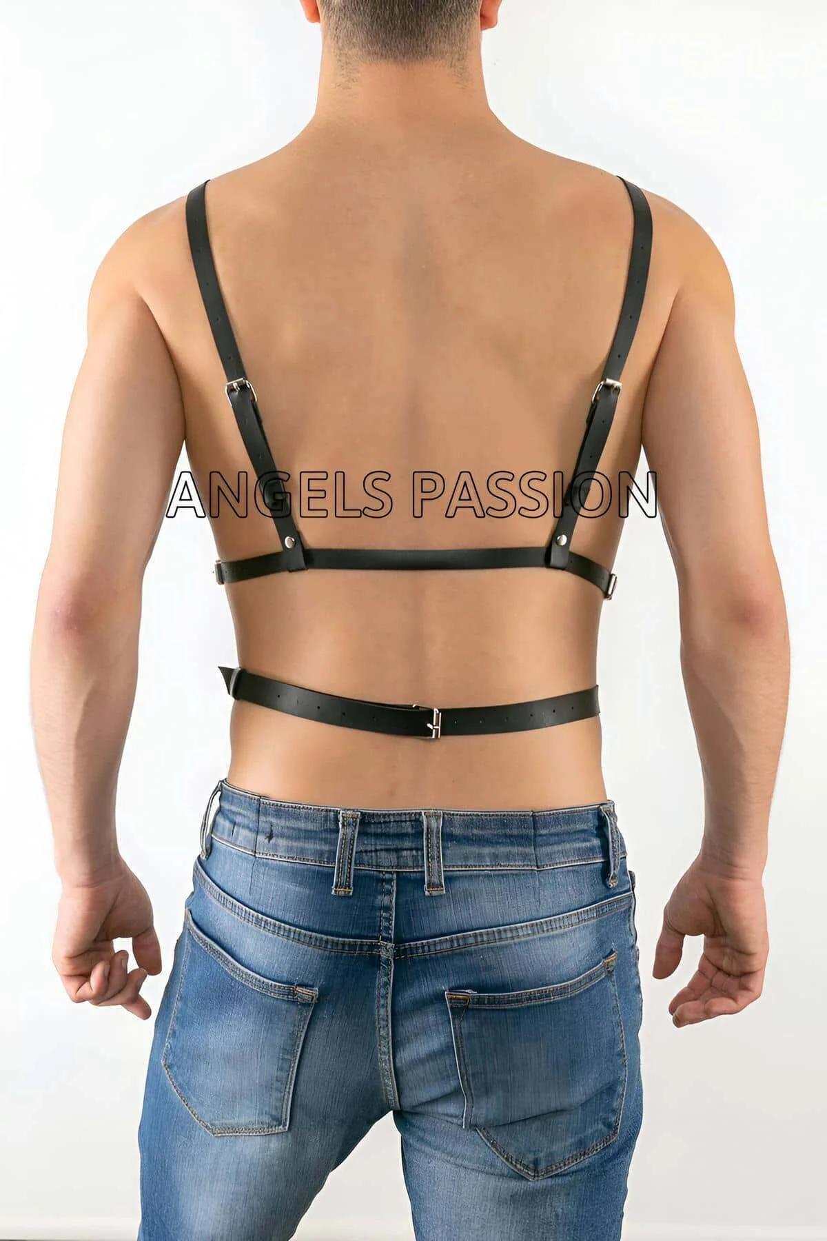 göğüs kemiği ve karın ortasındaki siyah vegan deri vücut harness çift O-halkalarının yakın çekim detayı