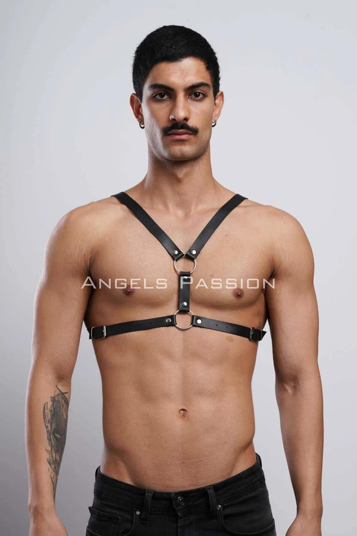 Bant genişliği ve çift O-halka metal aksesuar gösteren düz sergilenmiş siyah Y-ön vücut harness