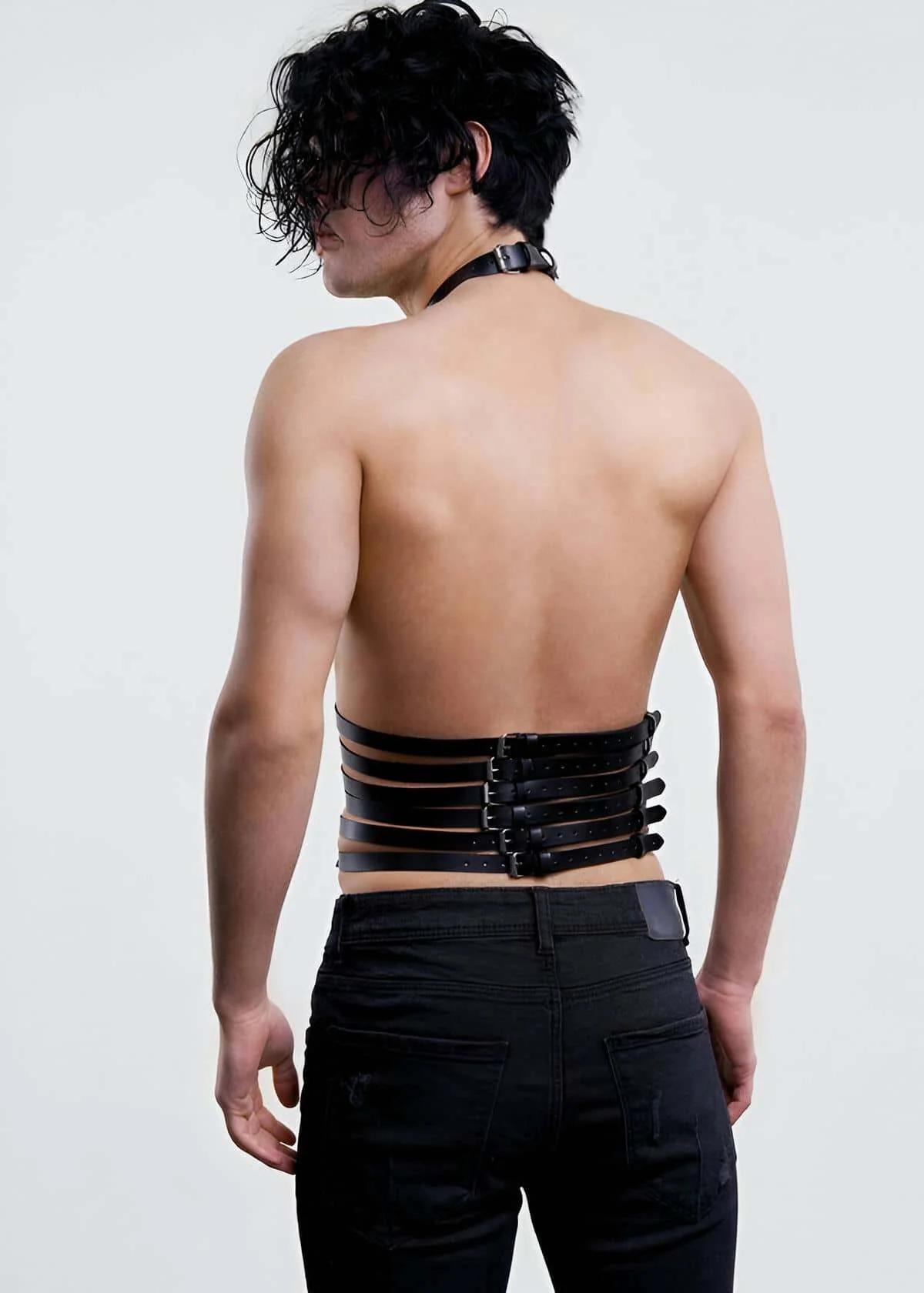 Beş yatay bant ve gümüş perçinler gösteren mat siyah PU harness bel kafesi yakın çekim