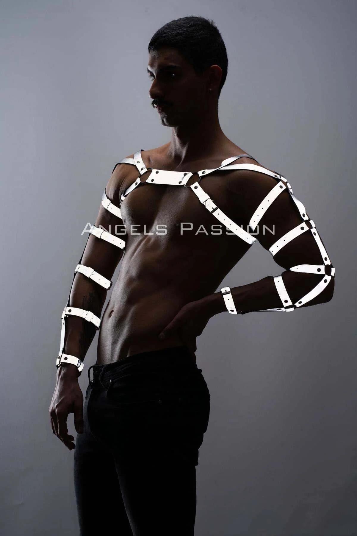 Tam kol kafesi ve göğüs askı yapısı gösteren, erkekte beyaz reflektör suni deri kol ve göğüs harness seti