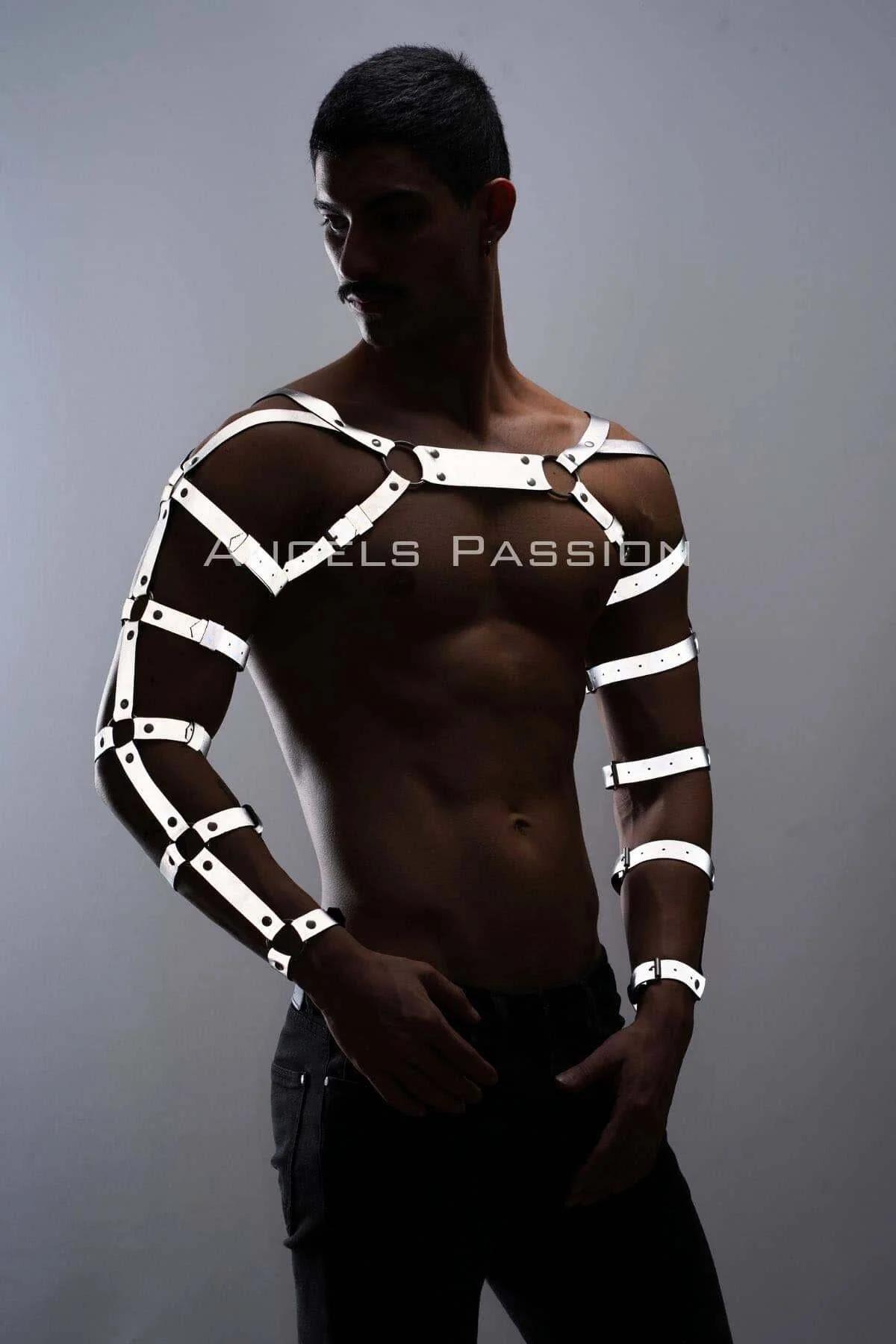 Göğüs harness panelindeki beyaz reflektör askı tokalar ve metal perçinlerin yakın görünümü