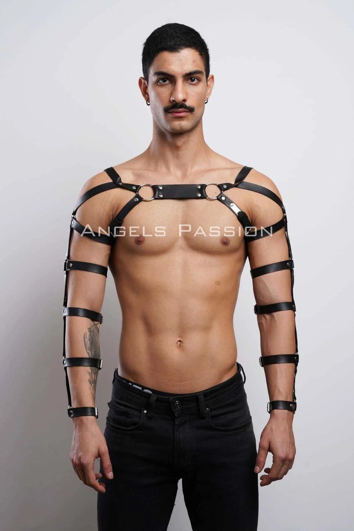 Erkek model tarafından giyilen dört çok bantlı kol askısı ve gümüş O-halkalı siyah suni deri göğüs harness