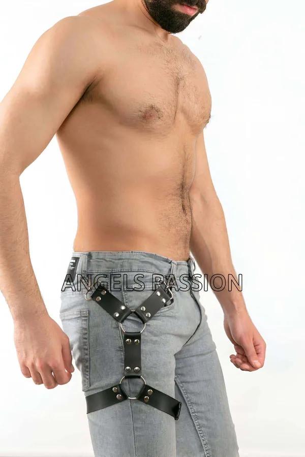 Açık kot pantolon üzerinde gümüş O-halkalı siyah suni deri bacak harness, kalça ve üst uylukta 1,5 cm dar bantlar