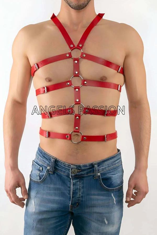 erkek gövdede üç gümüş O-halka ve yatay toka askılarıyla kırmızı suni deri ayarlanabilir vücut harness'ı
