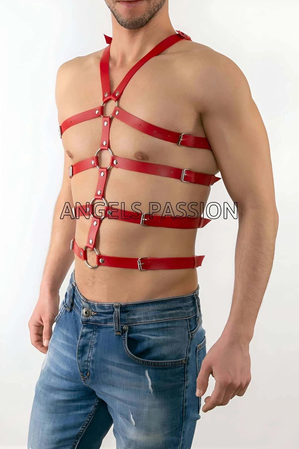 göğüs seviyesinde üst O-halkada buluşan kırmızı vücut harness V-omuz askısı, ön görünüm
