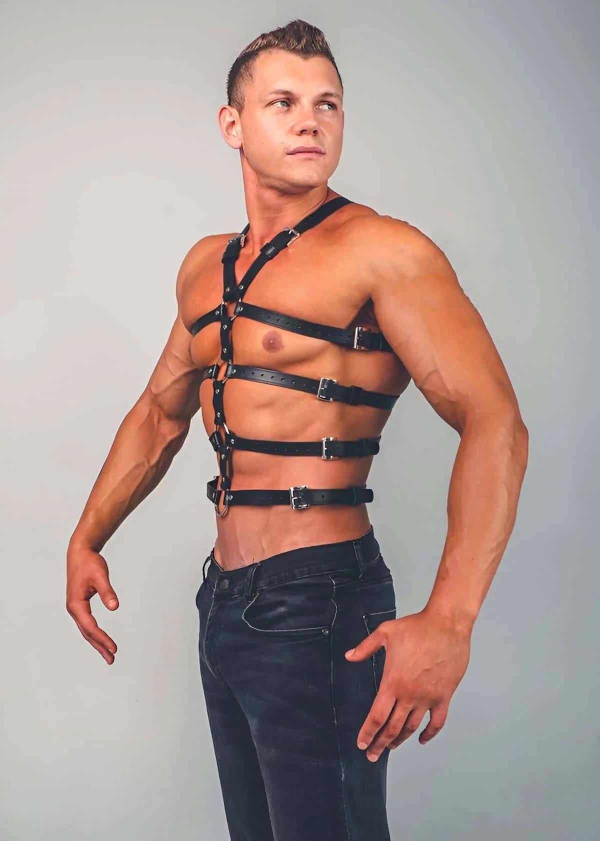 Erkek modelde dört yatay ayarlanabilir askı bandı ve gümüş tokalı siyah suni deri tam vücut göğüs harness