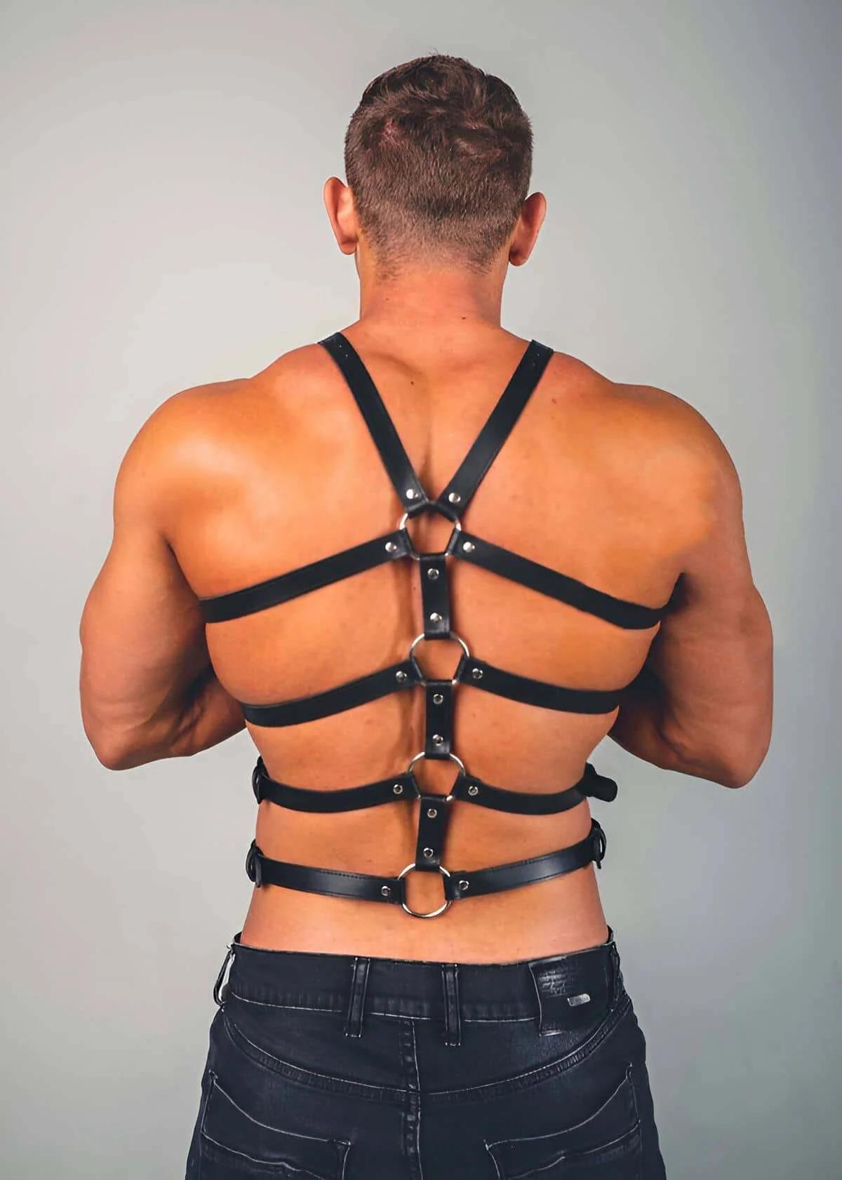 Gümüş tek iğneli tokalarla dört bantlı kafes detaylı siyah suni deri göğüs harness yakın çekim