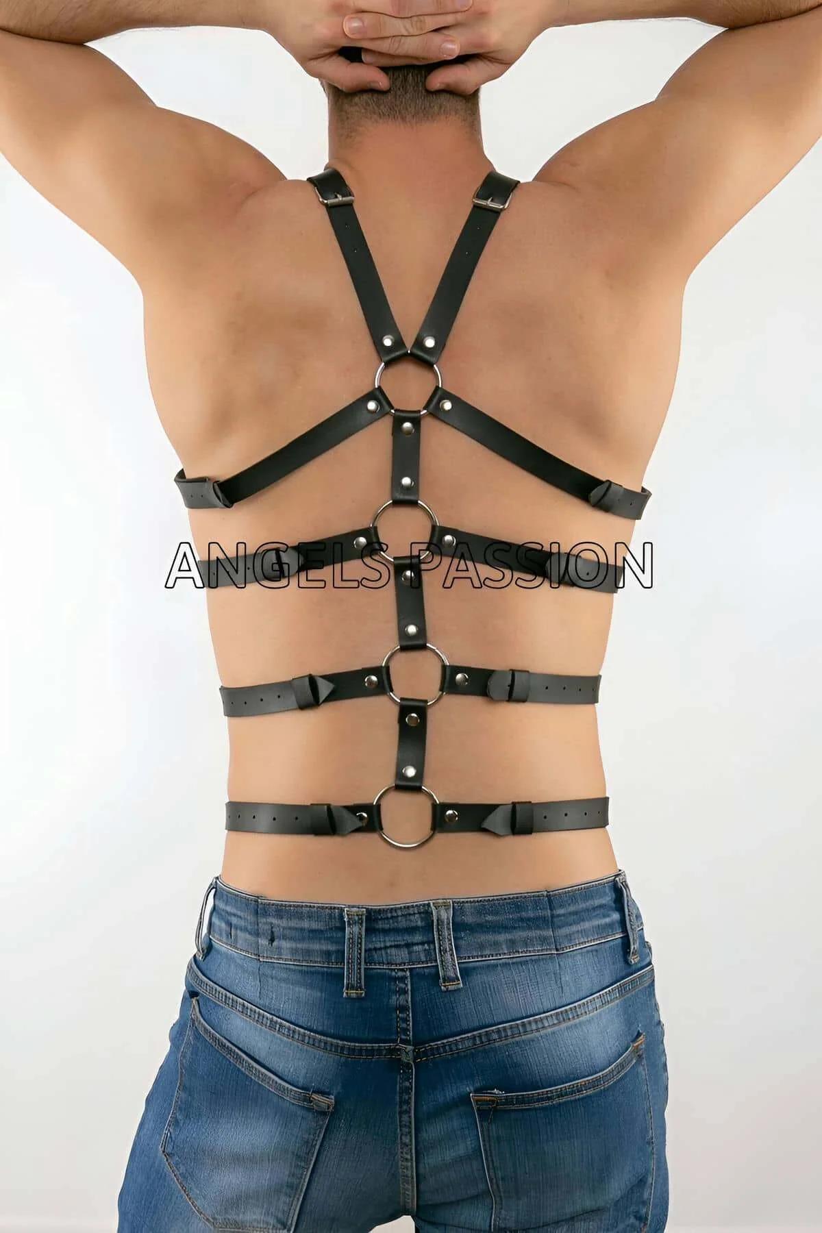 Koyu pantolon üzerinde gömleksiz giyilen dört yatay bantlı siyah suni deri harness yan açı