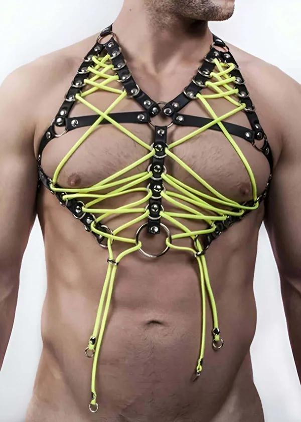 Erkek gövdesinde neon yeşil halat bağcık, gümüş zımbalar ve O-halka merkezi ile siyah suni deri kafesli göğüs harness