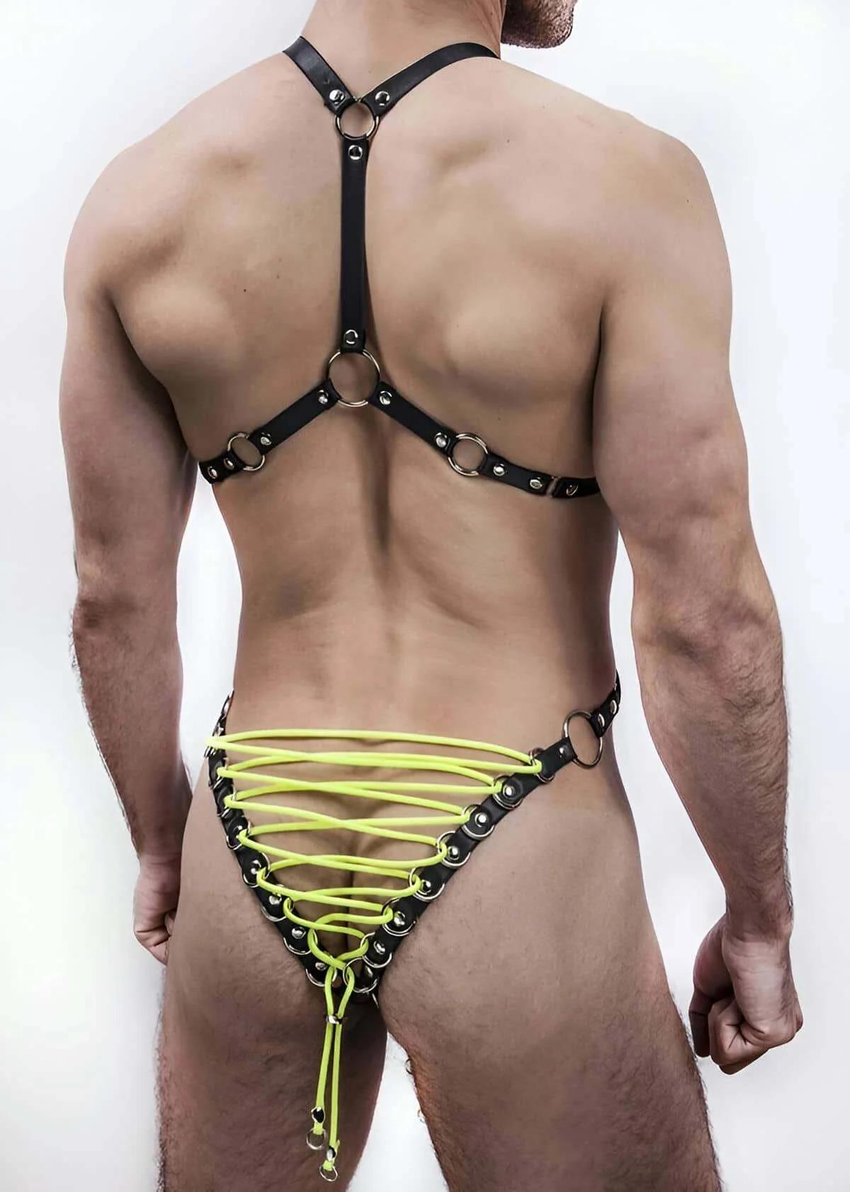 Siyah PU deri erkek harness göğüs detayı gümüş perçin ve O-halka yakın çekim
