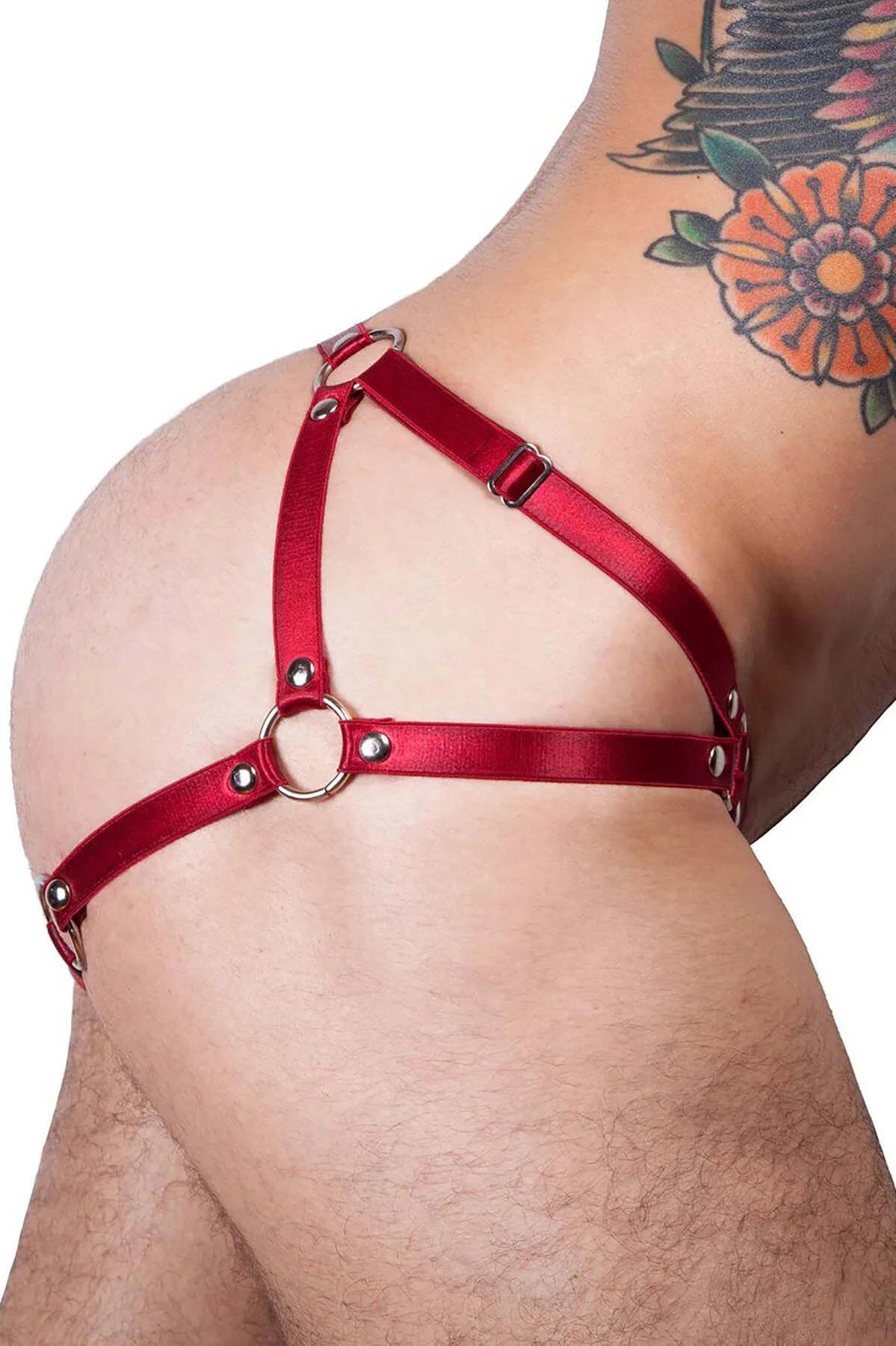 Ayarlanabilir bel tokası ve kalça askı düzenini gösteren kırmızı g-string harness'ının yan görünümü