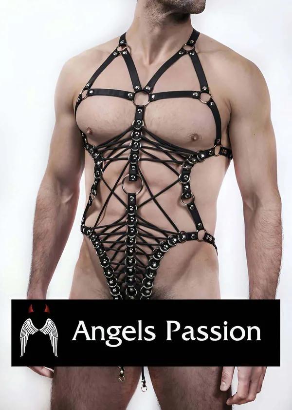 Erkek modelde pentagram çapraz askılar ve gümüş O-halkalı siyah suni deri tam vücut harness