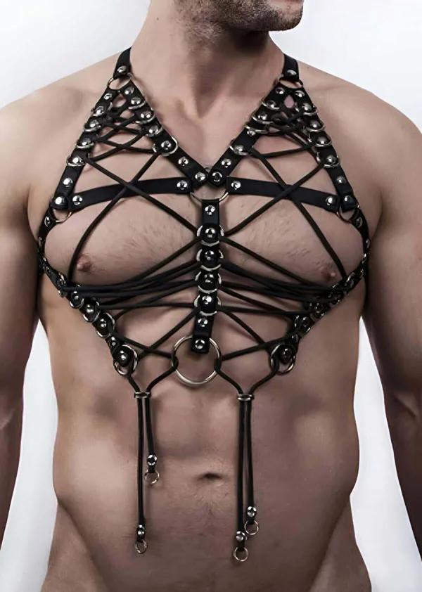 Erkek model tarafından giyilen halter boyun ve çoklu gümüş O-halkalı siyah suni deri zımbalı kafes göğüs harness