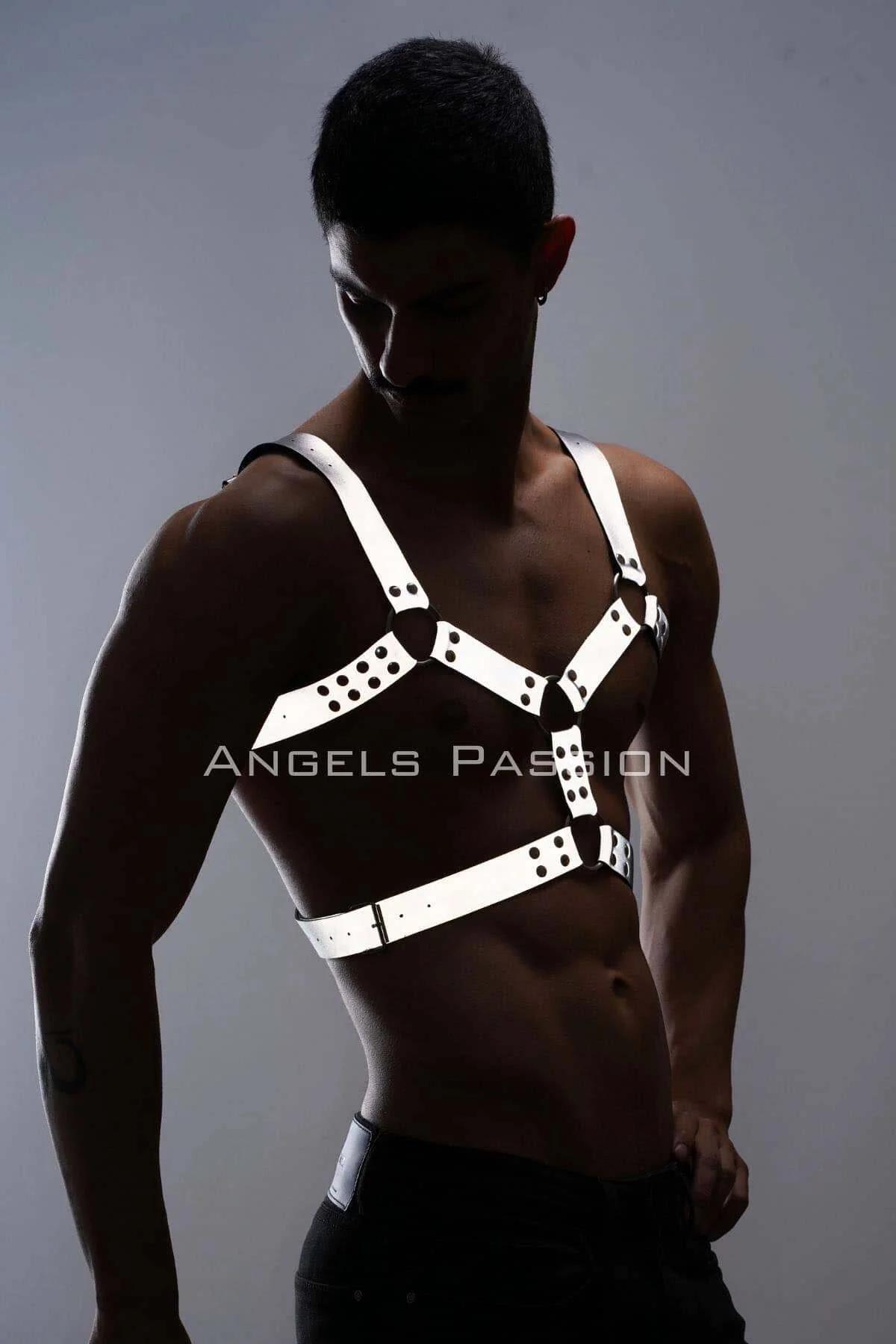 Alt bel bandı ve sternum halkasını gösteren çıplak gövde üzerine giyilen beyaz ve siyah reflektör göğüs harness