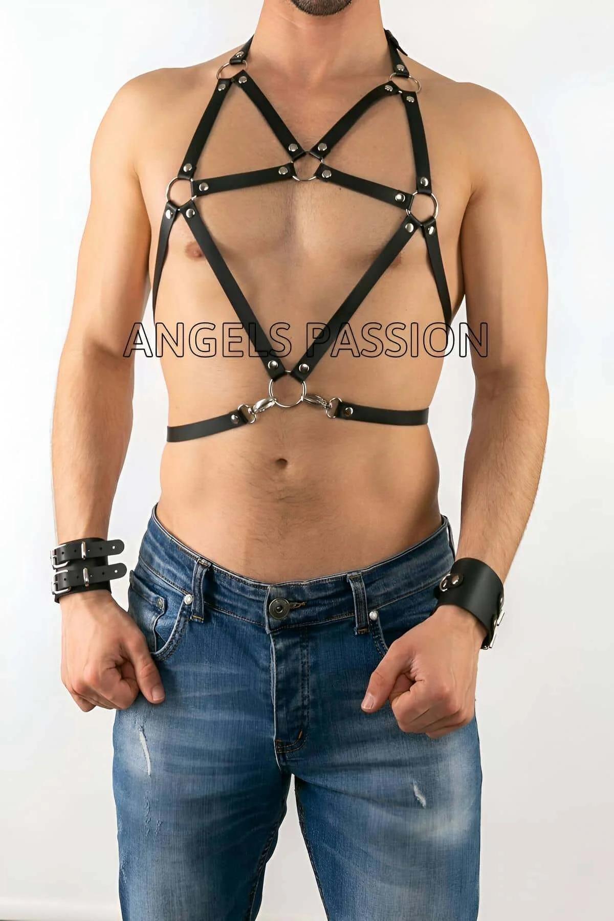 erkek gövdede beş gümüş O-halka ve kubbe zimbaları olan siyah suni deri pentagram göğüs harness'ı