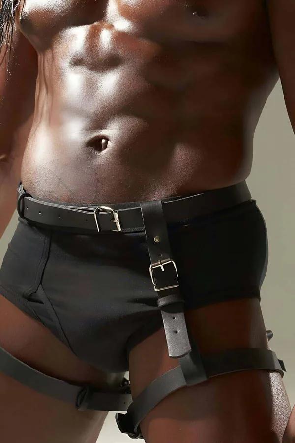 erkek modelde gümüş dikdörtgen tokalar, bel kemeri ve sarmaşık uyluk askılı siyah suni deri vücut harness