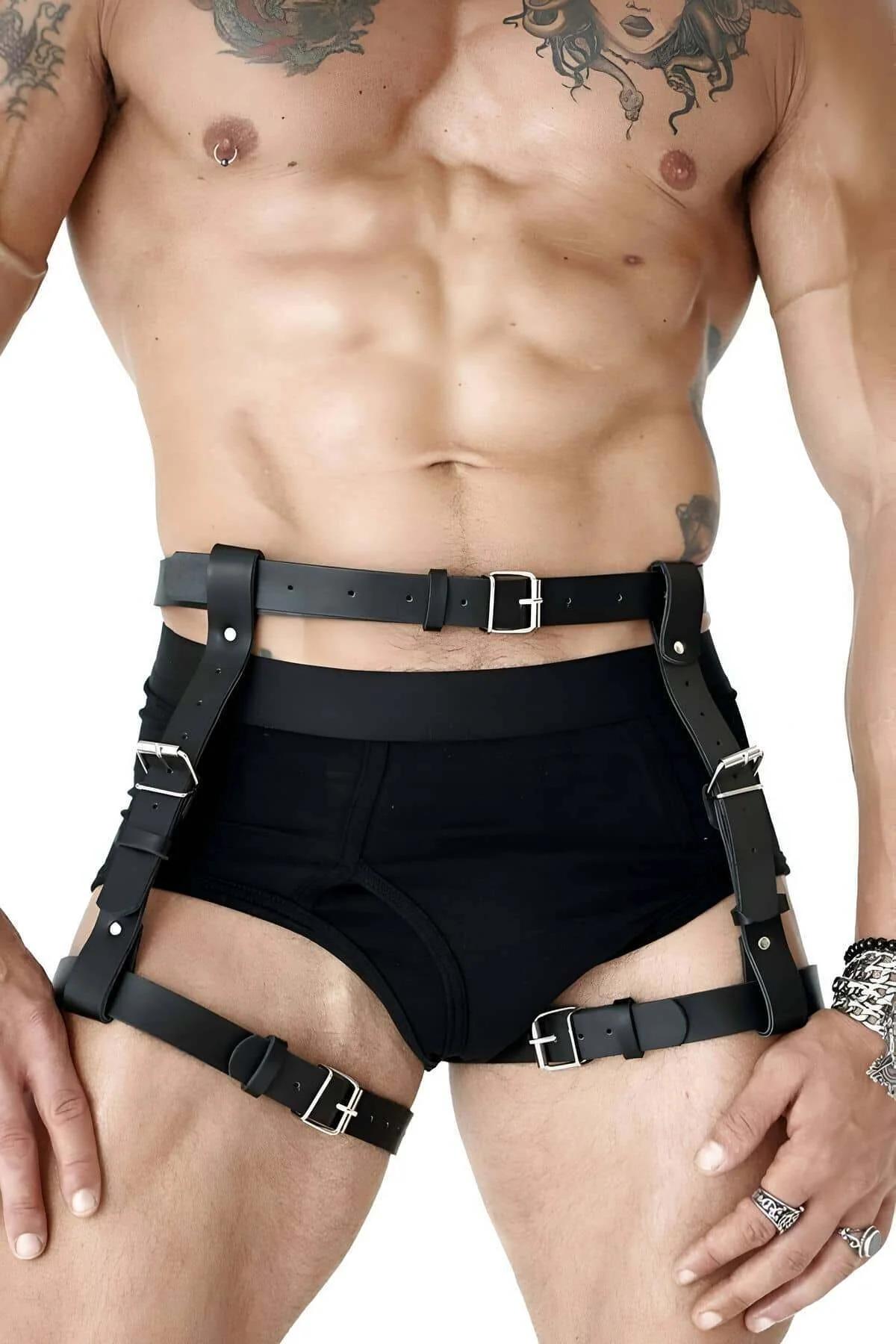siyah suni deri bel kemeri harness üzerinde gümüş ton dikdörtgen toka yakın çekim