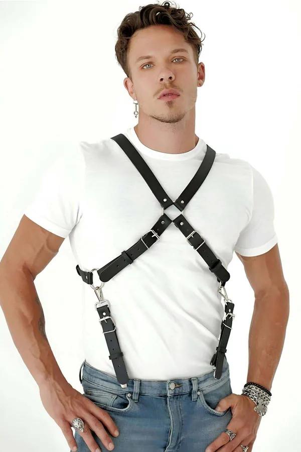 beyaz tişört üzerinde gümüş tokalar ve ıstakoz klipli siyah suni deri X-arka pantolon askısı harness
