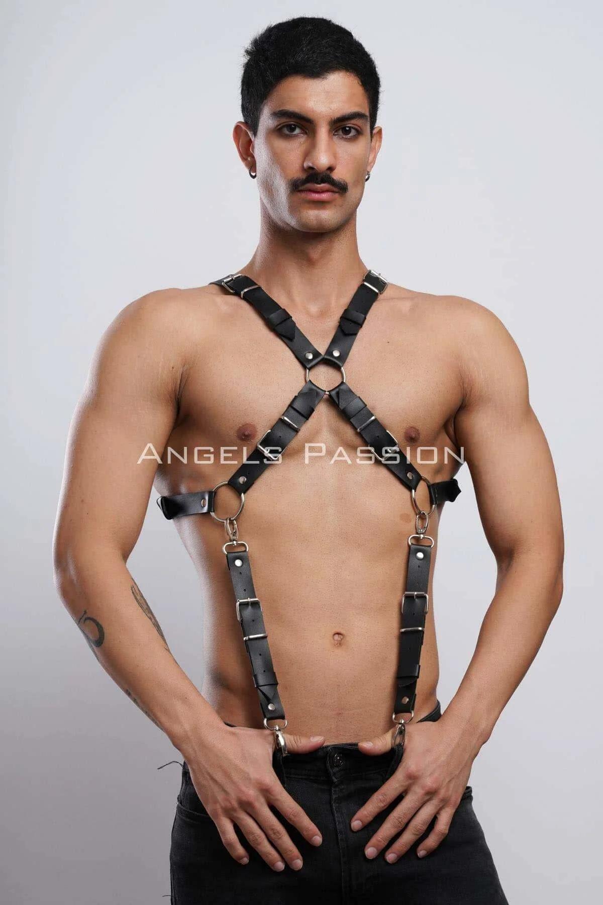Erkek torsosu üzerinde altın O-halkalar ve ayarlanabilir toka bantlı siyah suni deri X-arka vücut harness