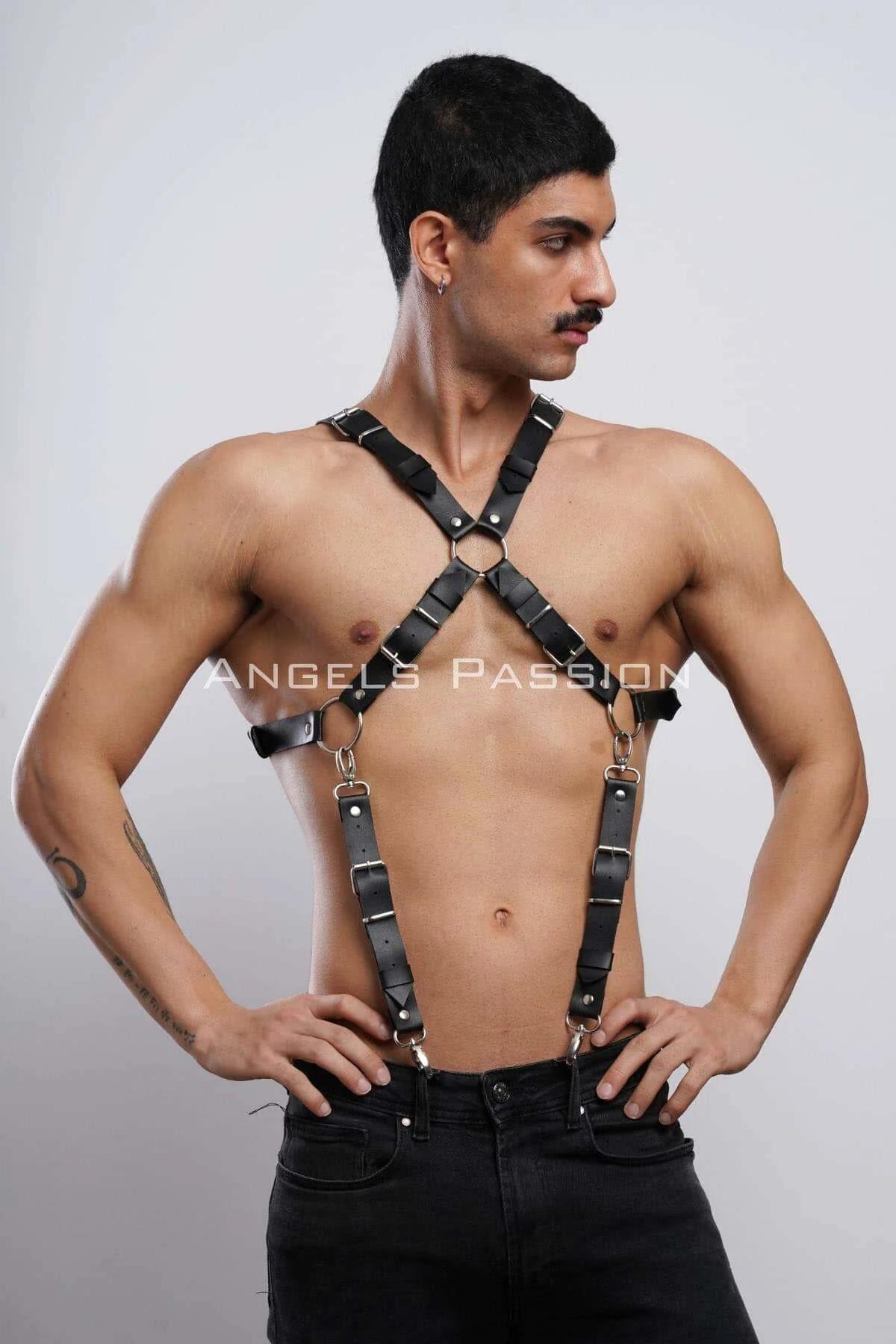Sırttaki çapraz bant konfigürasyonunu gösteren siyah suni deri X-arka harness arka görünüm