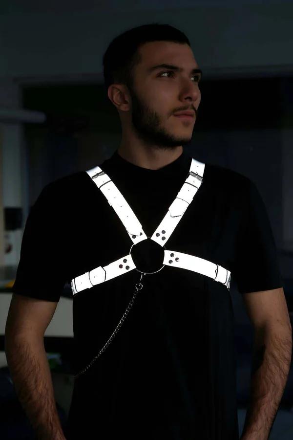 siyah tişört üzerine erkek tarafından giyilen reflektör beyaz göğüs harness, siyah O-halka merkezi ve zincir detayı