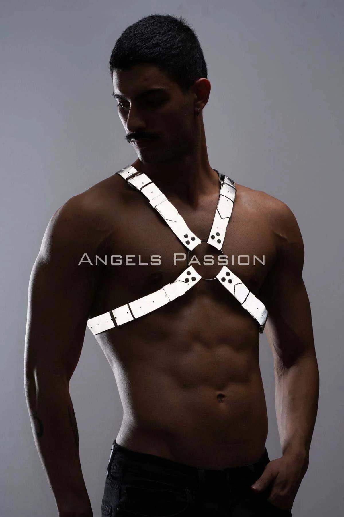 Erkek torsosu üzerinde gümüş O-halka detaylı beyaz reflektör göğüs harness, X-bant suni deri tasarım