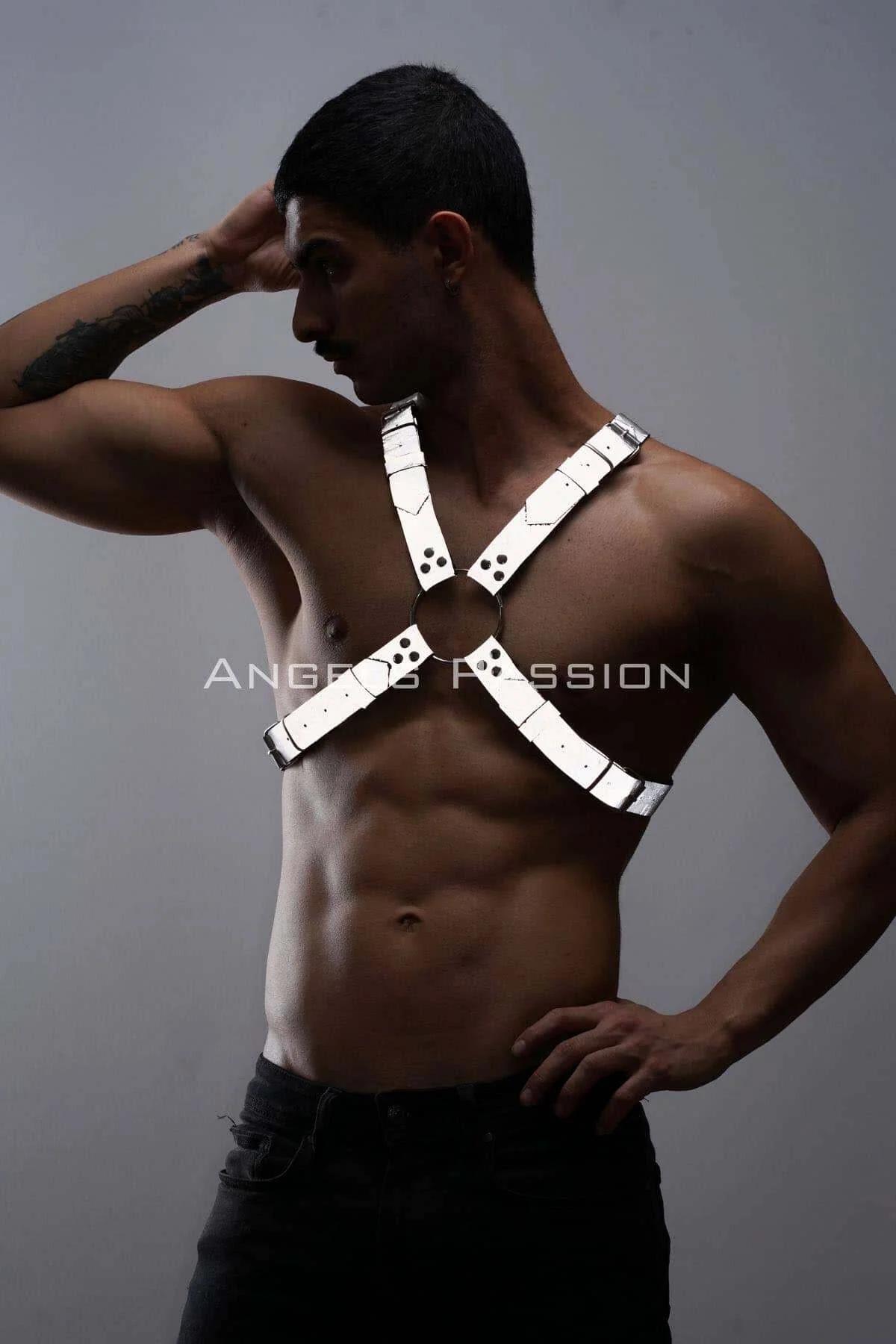 Çıplak göğüs üzerinde giyilmiş erkek beyaz reflektör harness, bant genişliği ve oturuşu görünür