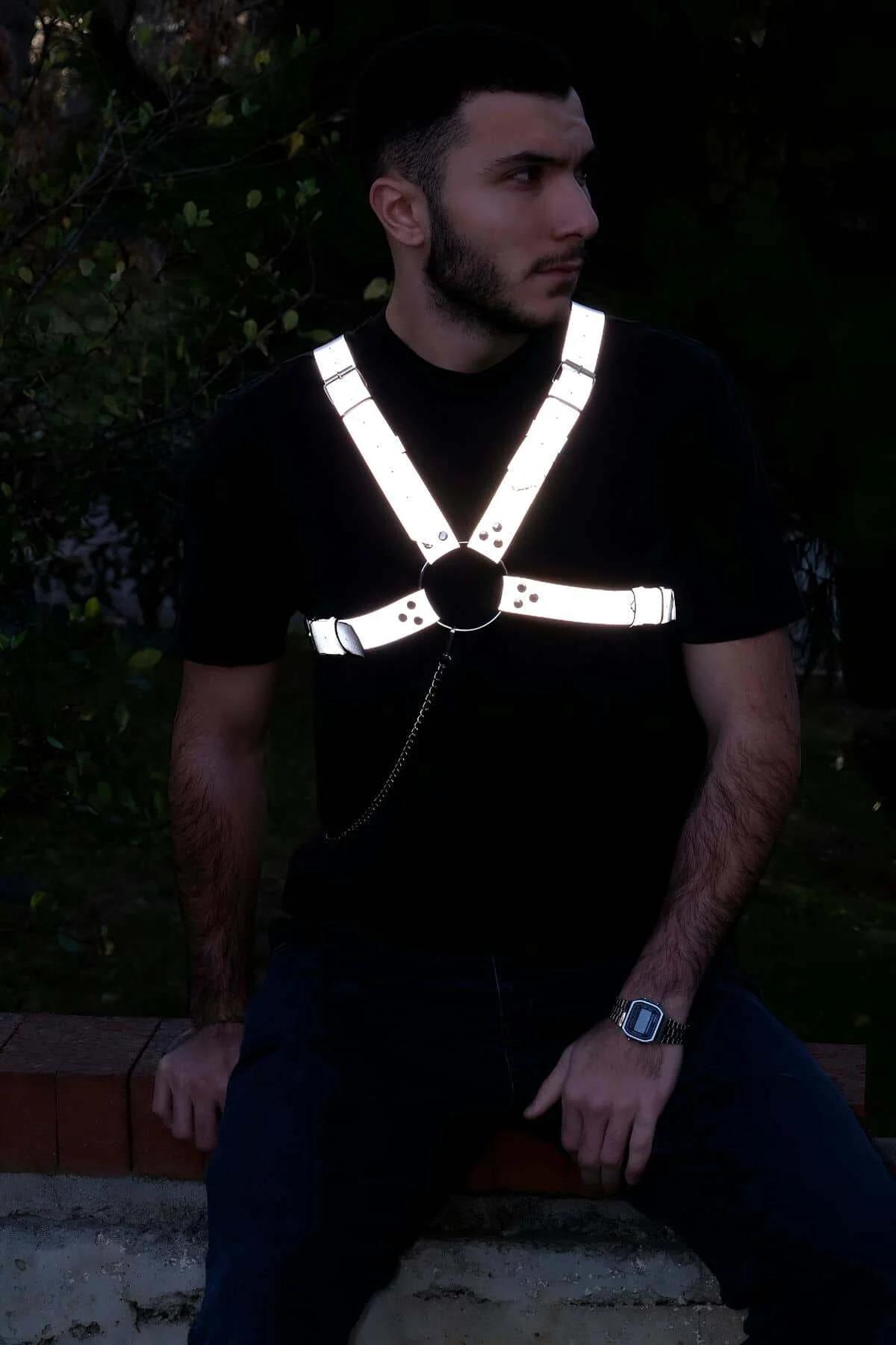 reflektör göğüs harness önden görünüm, siyah metal O-halka ve sallanan zincir donanımı