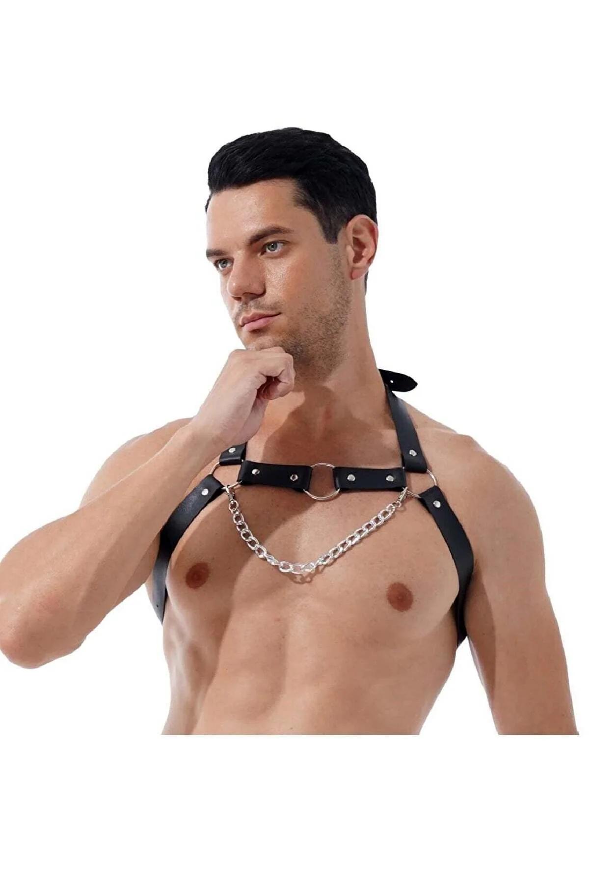 Erkek modelde gümüş O-halka ve halkalı zincirli siyah suni deri göğüs harness, ön görünüm