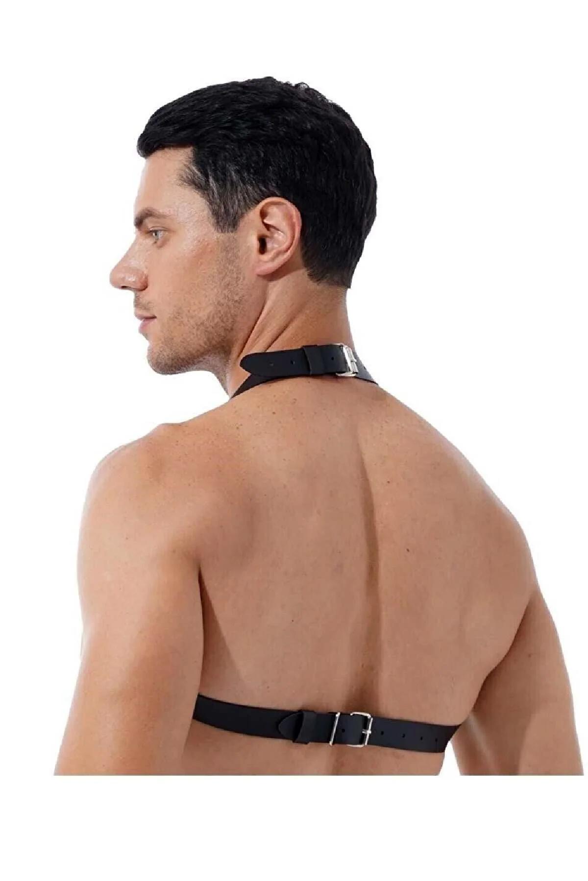 Gümüş zımba aksesuarı ve O-halka detaylı siyah PU askılı göğüs harness, ön yakın çekim