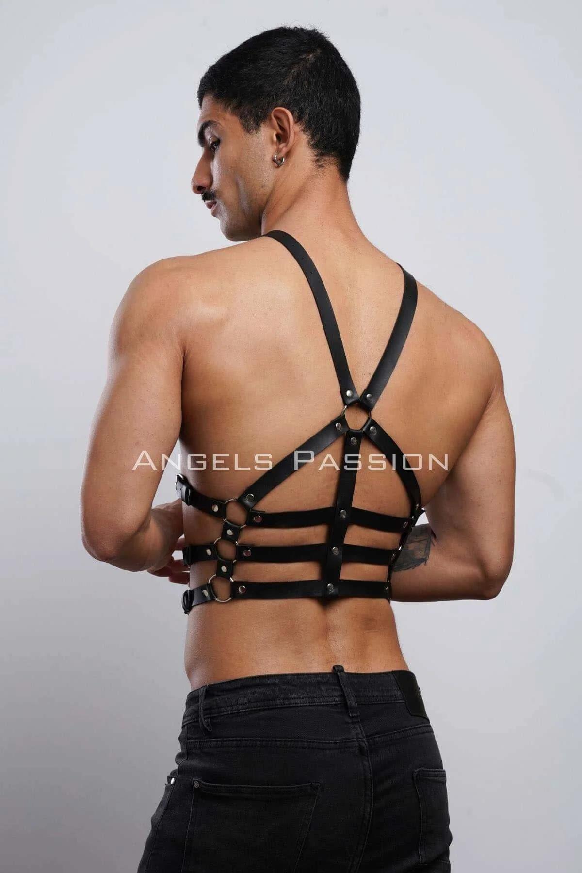 Altın O-halka bağlantılar ve X-çapraz omuz bantlı siyah suni deri kafes vücut harness arka görünüm, erkek model üzerinde
