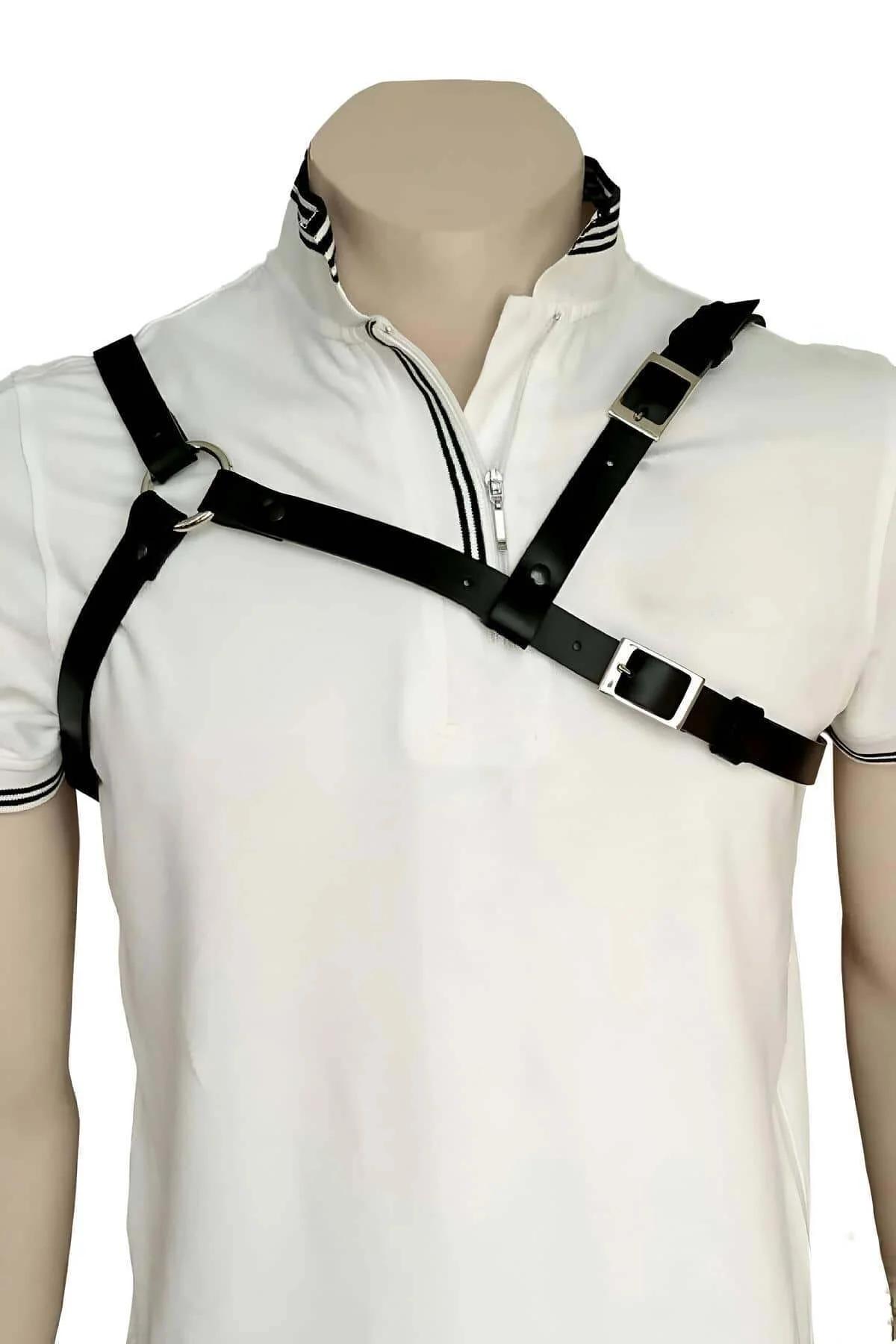 Manken önden görünümde gövde üzerinden geçen siyah suni deri harness çapraz göğüs askısı