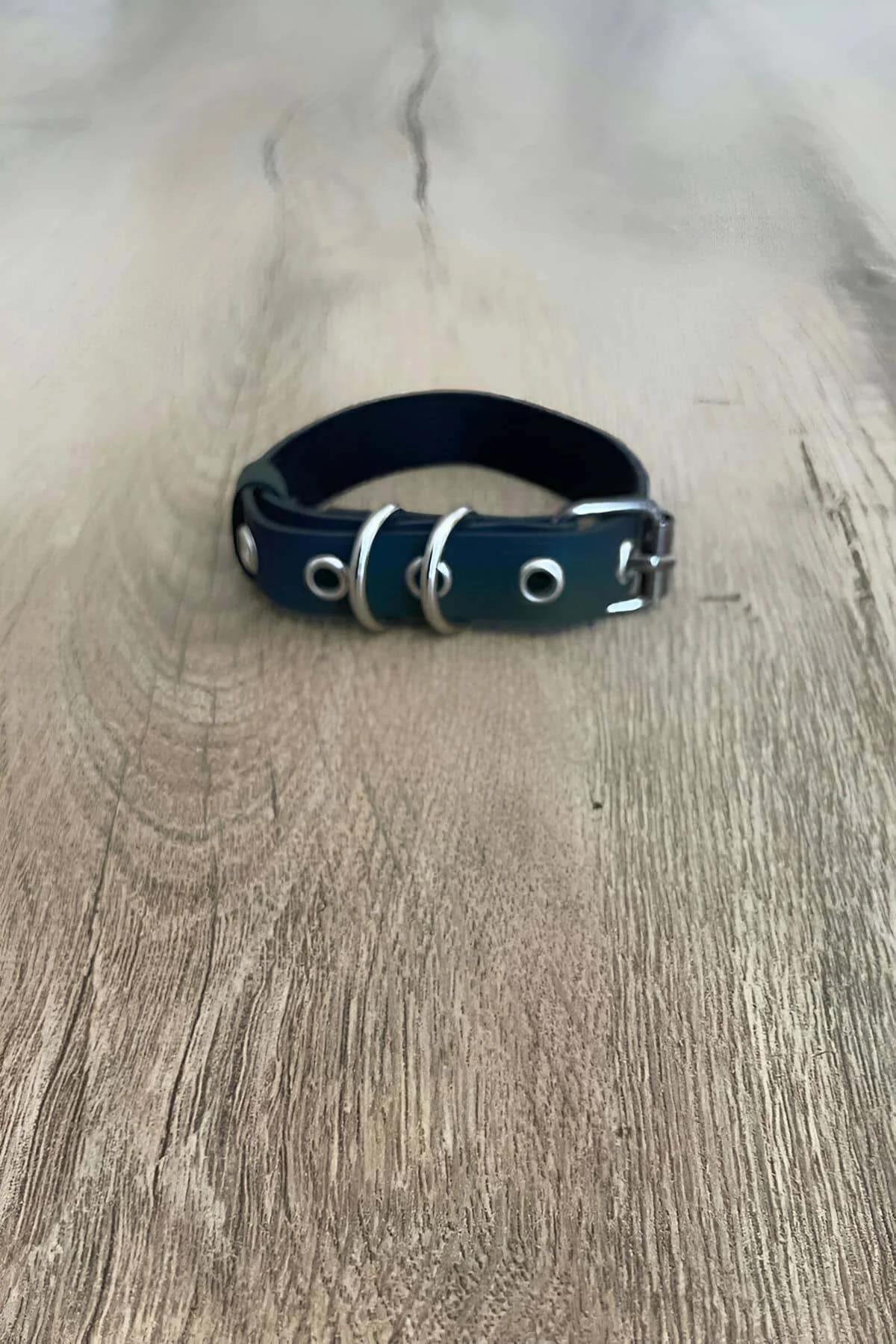 Tam askı uzunluğunu gösteren düz yatan yeşilimsi siyaha renk geçişli iridescent suni deri parmak harness