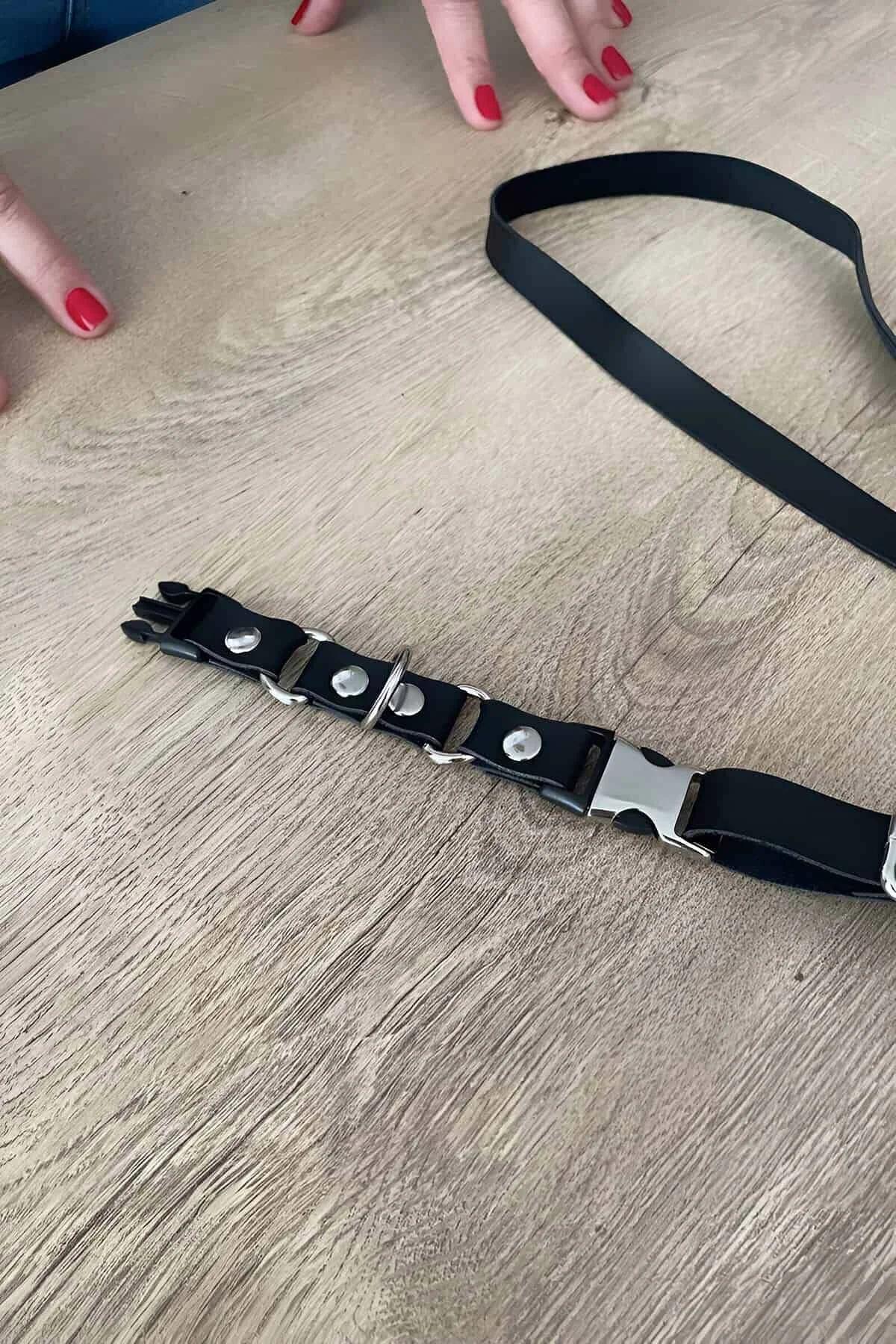 Çok konumlu çıtçıt kapama ve gümüş zımba detaylı siyah PU çoker, yakın çekim görünümü