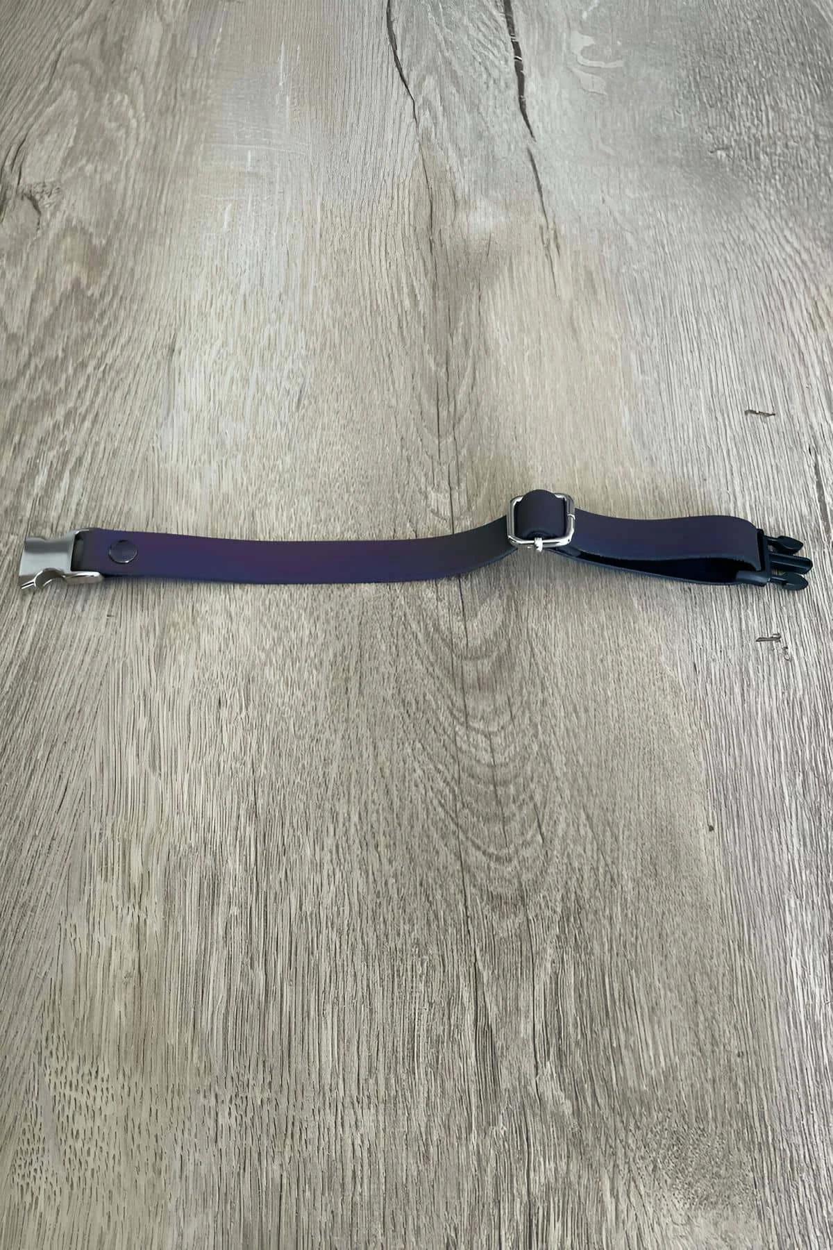 Tam askı uzunluğu ve metal donanımı gösteren mavi reflektör kedi tasması üstten görünüm
