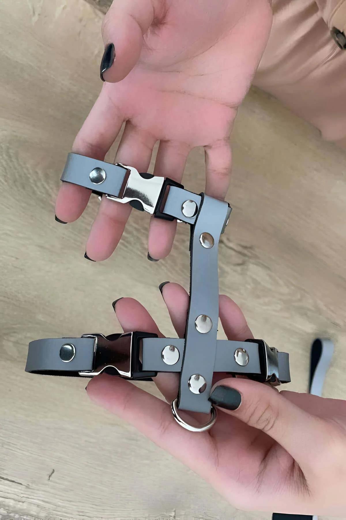 Panel ve askı yapısını gösteren katlanmış retroreflektör gümüş X deseni harness
