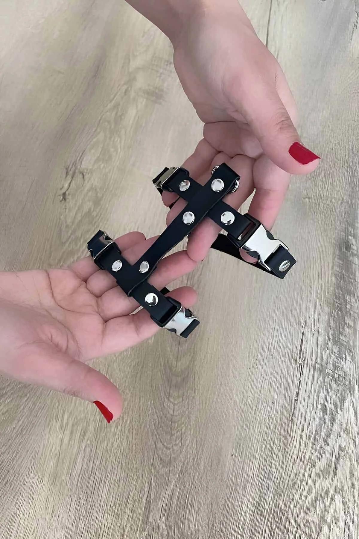 1,5 cm genişliğindeki askıda siyah kedi harness ayarlanabilir kaydırıcı ve gümüş perçin detayı